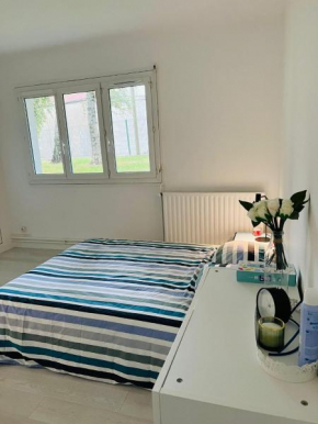 Chez Moni - Two-Room Apartment near Paris